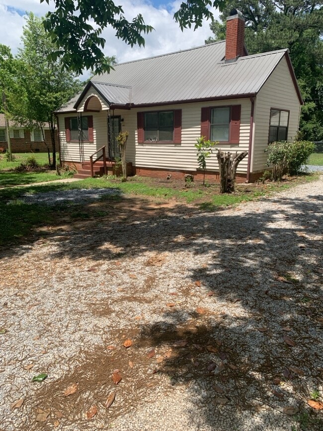 Building Photo - 1749 Elmore Rd