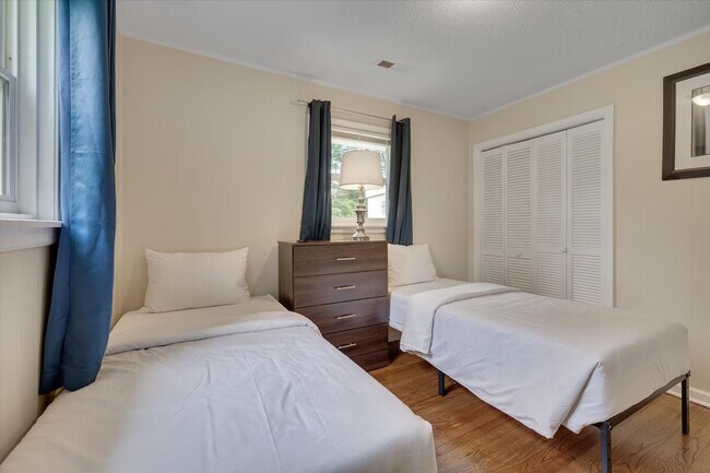 Building Photo - 210 Parthenia Dr