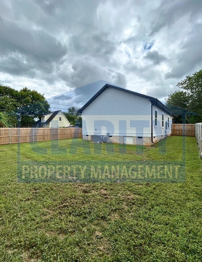 Building Photo - Three bedroom single level home!