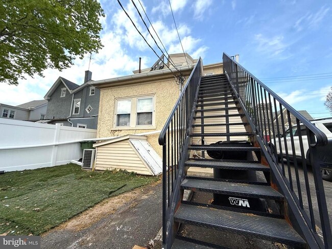 Building Photo - 134 N Main St