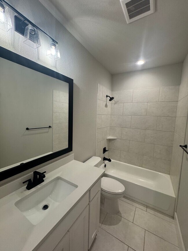 Building Photo - 3/2/2 - FIREPLACE - MUDROOM - GODLEY ISD