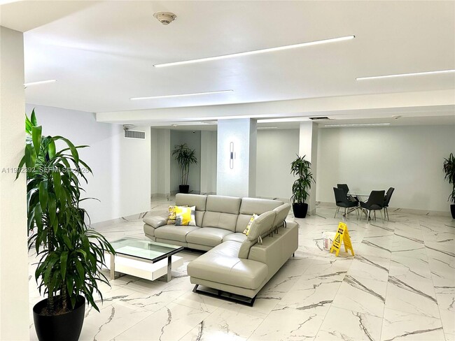 Building Photo - 1904 S Ocean Dr