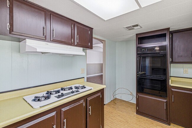 Building Photo - Spacious 2 Bed, 2 Bath Retreat in Charming Boulder City!