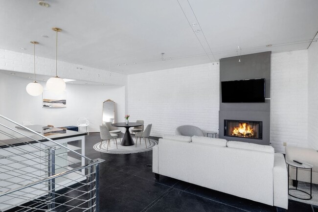 Building Photo - Mid-century modern home in Arcadia with pr...