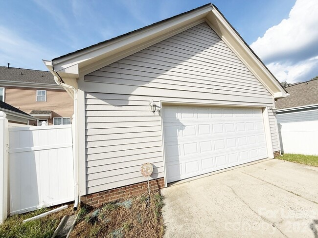 Building Photo - 7023 Blakeney Greens Blvd