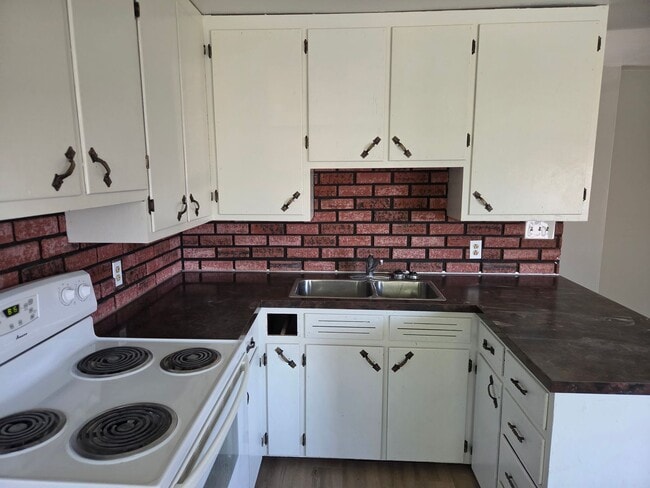 Building Photo - 341 1st St