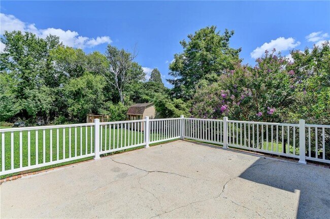 Building Photo - 6085 Glenridge Dr