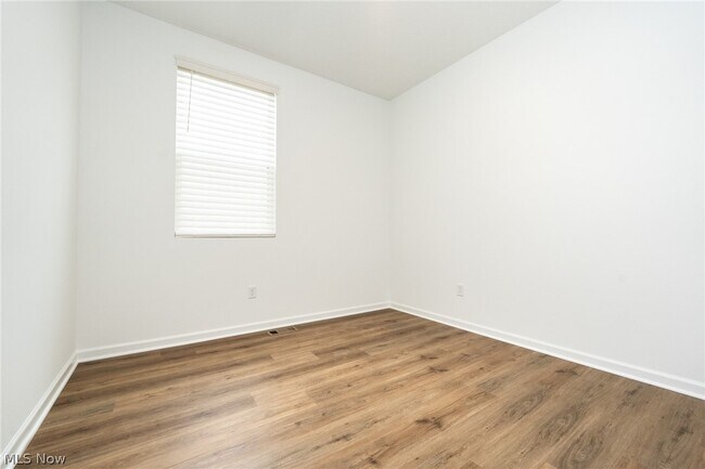 Building Photo - 98 Brewster Dr