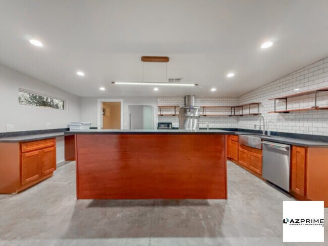 Building Photo - $1750 OFF FIRST MONTH'S RENT MOVE IN SPECI...
