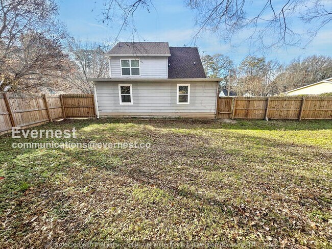 Building Photo - Spacious 3 Bed, 3 Bath Home with Fenced Yard and Garage