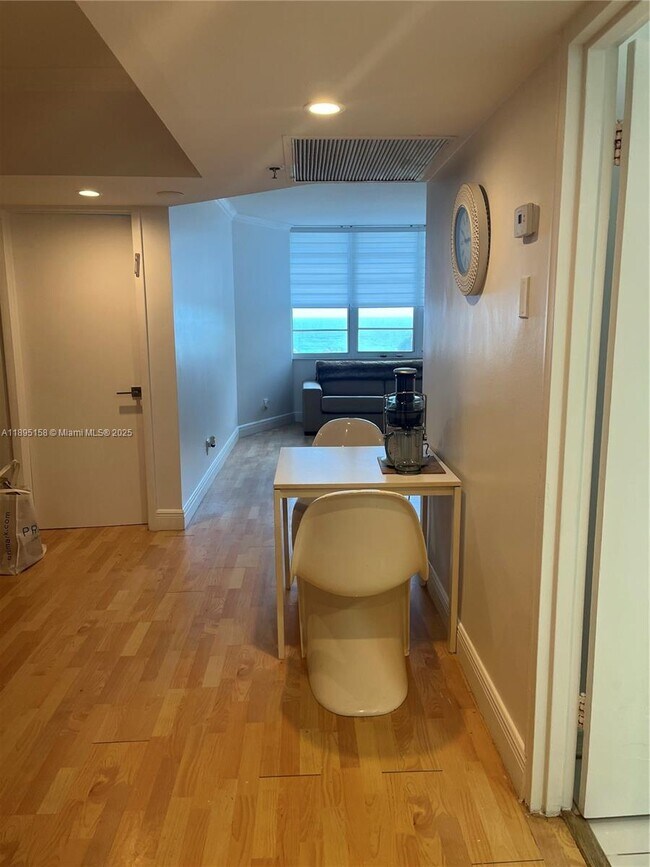 Building Photo - 100 Lincoln Rd