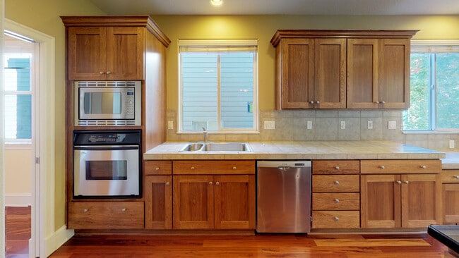 Building Photo - BETHANY LUXURY HOME! NO MOVE-IN DEPOSIT wi...
