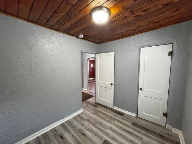 Building Photo - 426 Headingly Ave NW