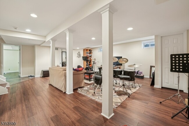Building Photo - 7 Woods Ln