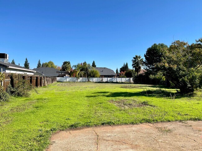 Building Photo - 4 bedroom home in convenient location on Alta Mesa Dr.