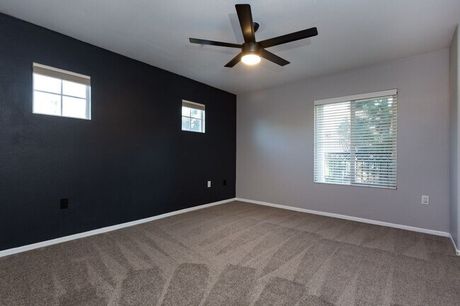 Building Photo - Beautiful Townhome in the heart of East Lake!