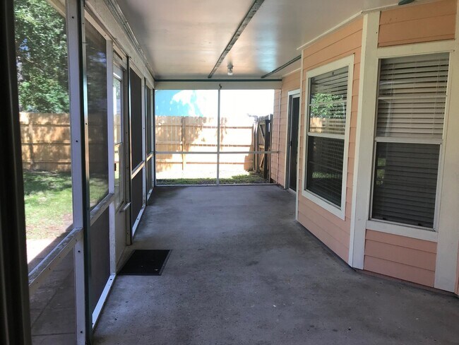 Building Photo - 164 Oak Lake Rd