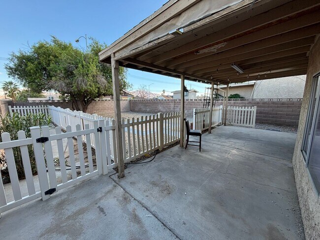 Building Photo - Spacious 3BED/3BATH Two story home located...