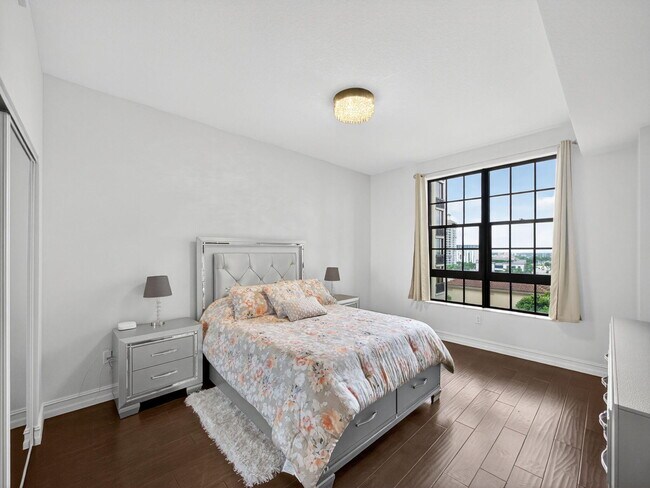 Building Photo - 701 S Olive Ave