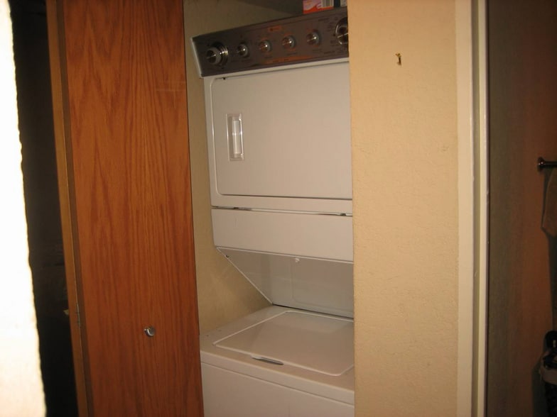 Building Photo - 303 Grandview Ct