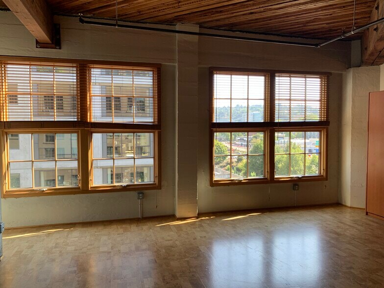 Building Photo - 1420 NW Lovejoy St