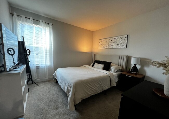 Building Photo - Immaculate 3, Bed, 2.5 Bath Home Minutes from the VA/NC Line