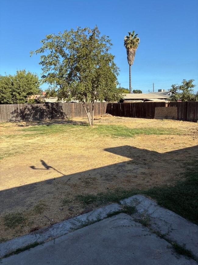 Building Photo - 3 Bedroom 2 Bath Home