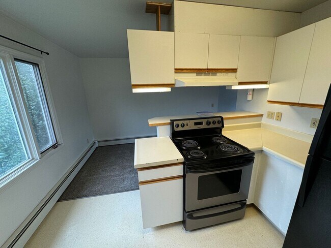 Building Photo - 2 BD, 1 BA Apartment Nestled Back on a Culd-de-Sac