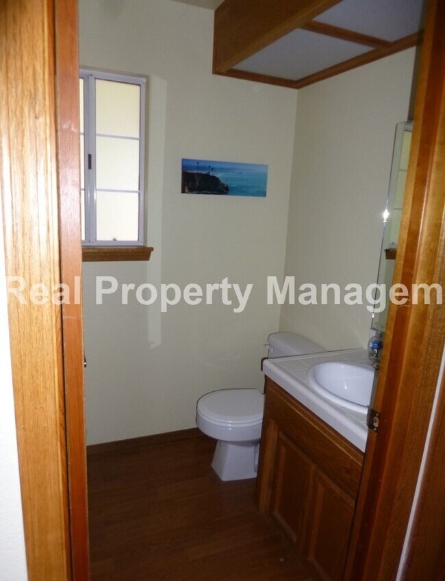 Building Photo - AVAILABLE JULY -  2 Bedroom / 1.5 Bath Dow...