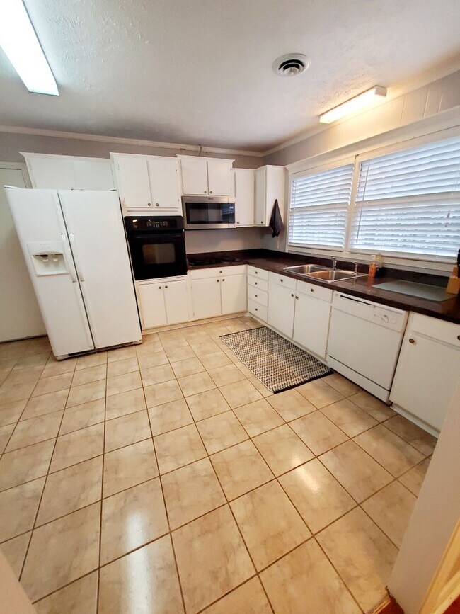 Building Photo - Desireable Home in Surfside Beach just blocks from the ocean