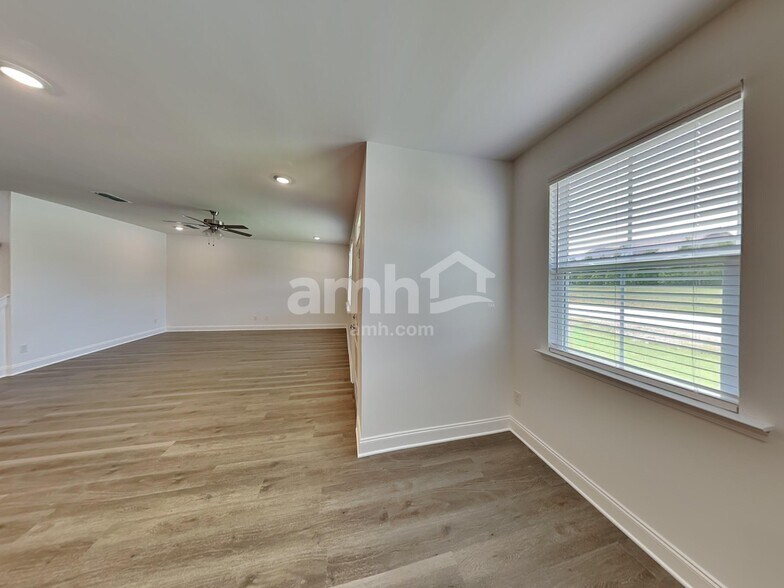 Building Photo - 212 Argea Dr
