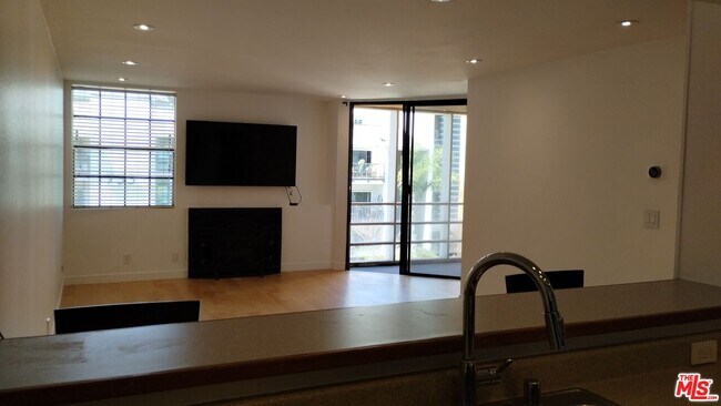 Building Photo - 740 Kings Rd