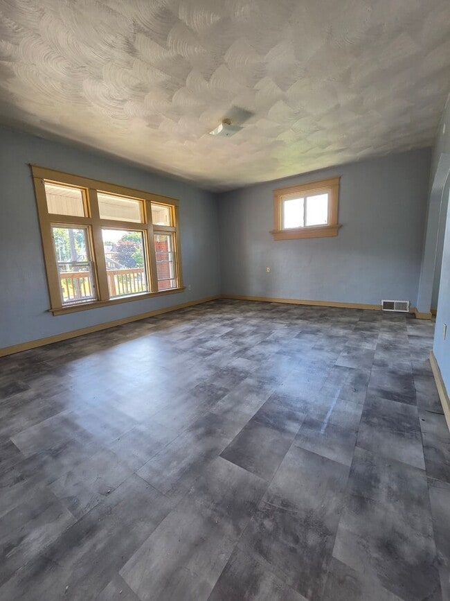 Building Photo - Upper 2 bedroom unit east side