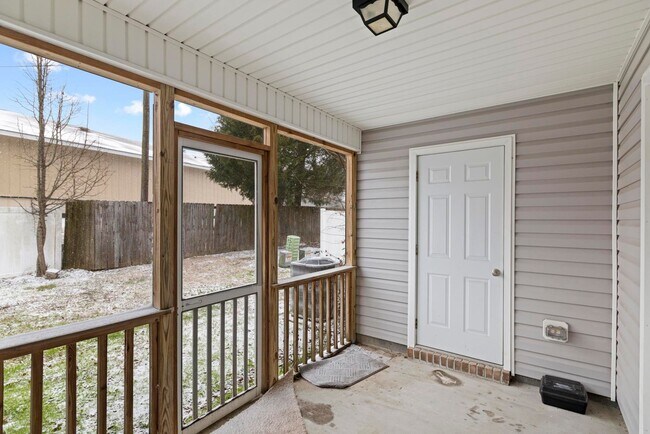 Building Photo - Adorable townhome with beautiful upgrades!