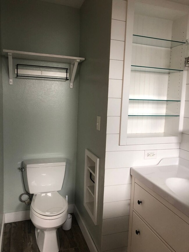 Building Photo - Charming Home w/ Large Yard - Available SOON