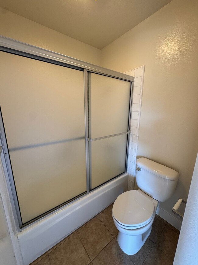 Building Photo - Light Filled Top Floor Condo in Premier 55+ Oaknoll Community