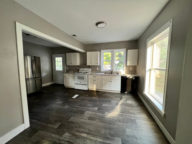 Building Photo - 634 Lansing St