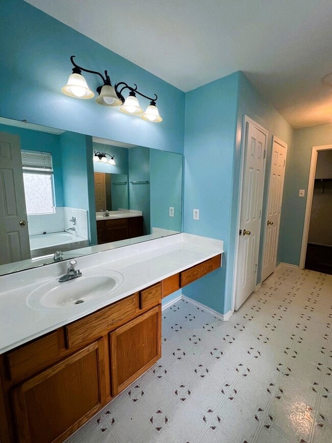 Building Photo - 16126 Flatridge Ct