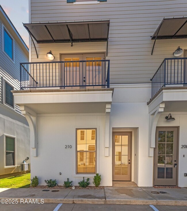 Primary Photo - 210 Steiner Oaks