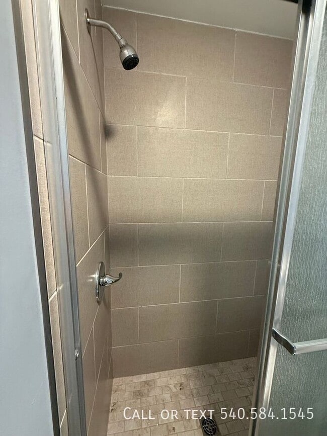 Building Photo - 1610 Hampton Ave SW