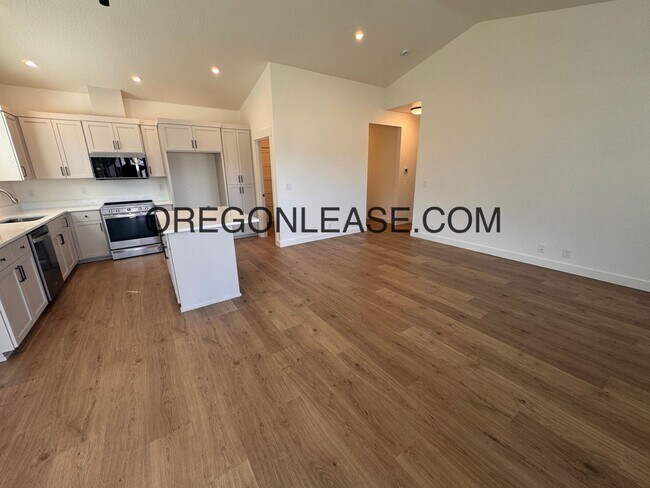 Building Photo - Gorgeous New Construction in Brand New Veneta Subdivision