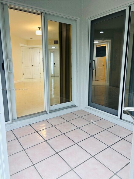 Building Photo - 942 NW 92nd Ter