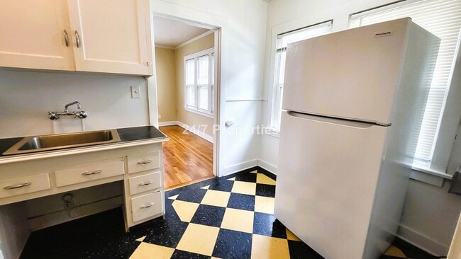 Building Photo - Vintage 1 BD | 1 BA End Unit - Hawthorne B...