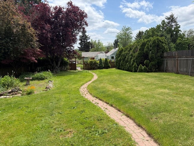 Building Photo - Luxury 2 bedroom 1 bath duplex in a great neighborhood!