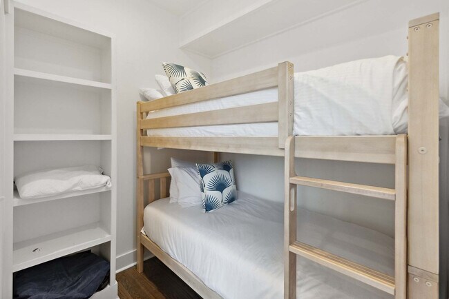 Building Photo - 3206 West End Cir