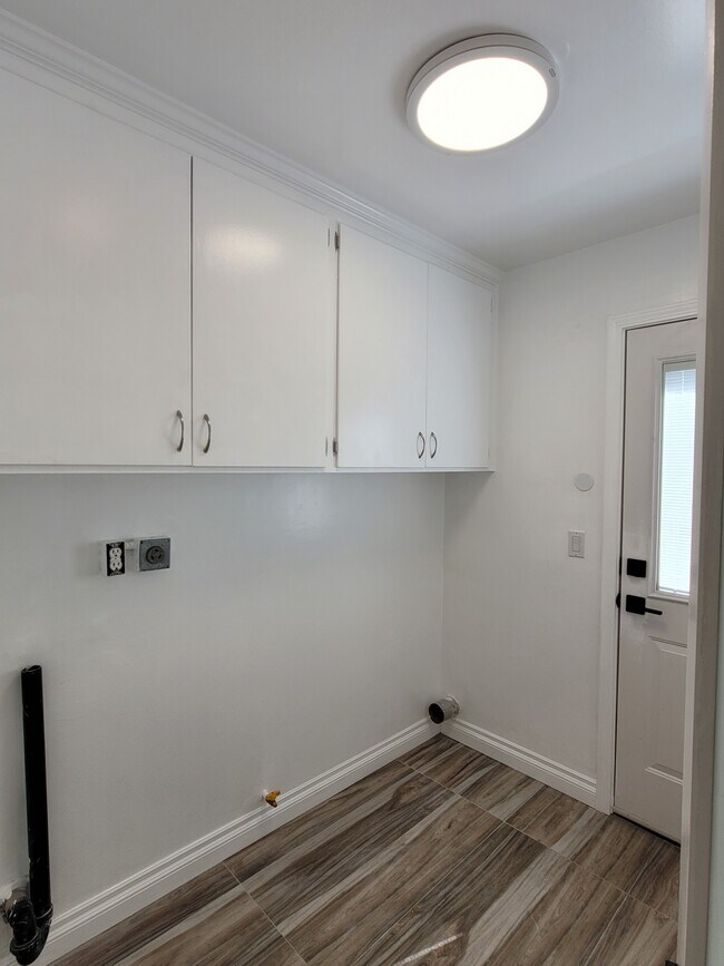 LAUNDRY ROOM - 2604 Graham Ave