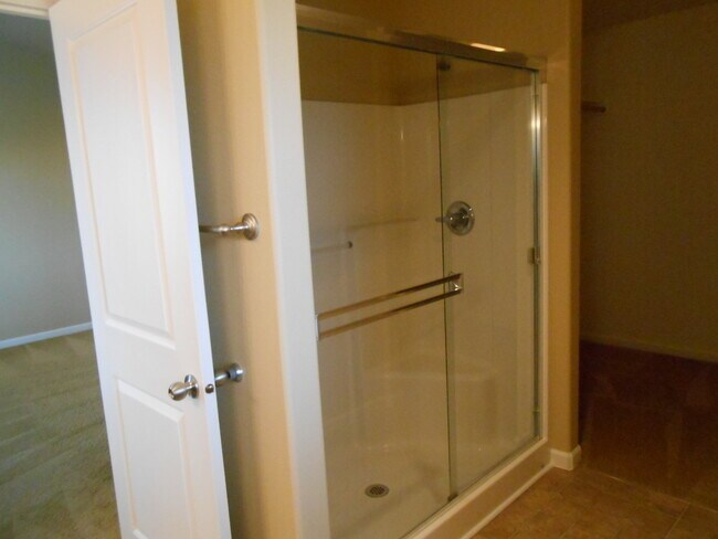Building Photo - VIDEOTOUR: Stunning Home with Lots of Spac...