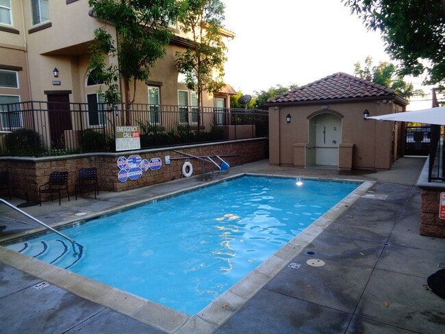 Building Photo - 3 Bed 3 Bath Condo for Rent at the Whittie...