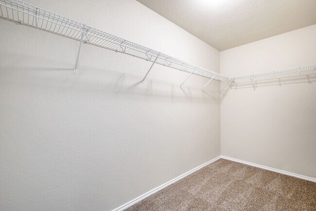 Building Photo - Move-In Ready Home with New Flooring and A...