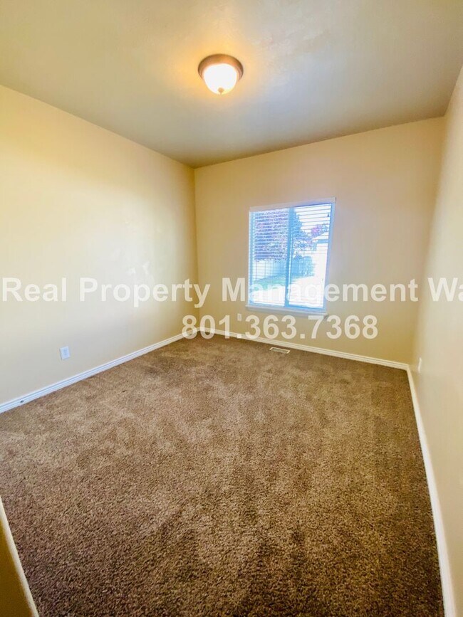 Building Photo - 5 Bedroom 3 Bathroom Riverton Home!